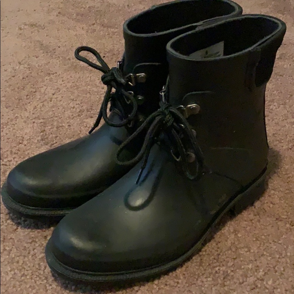 Short rain boots